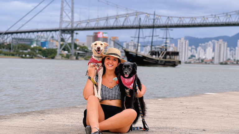 Turismo pet friendly: cachorro passeando em pousada no interior de São Paulo